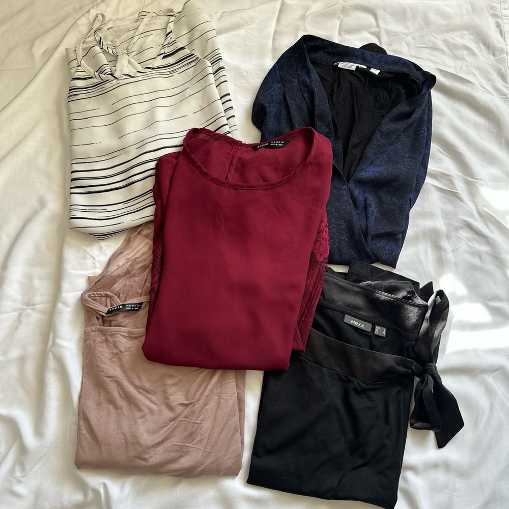 🔔🎉BUNDLE 5 Blouses (Small, Medium and XL) - Picture 1 of 6